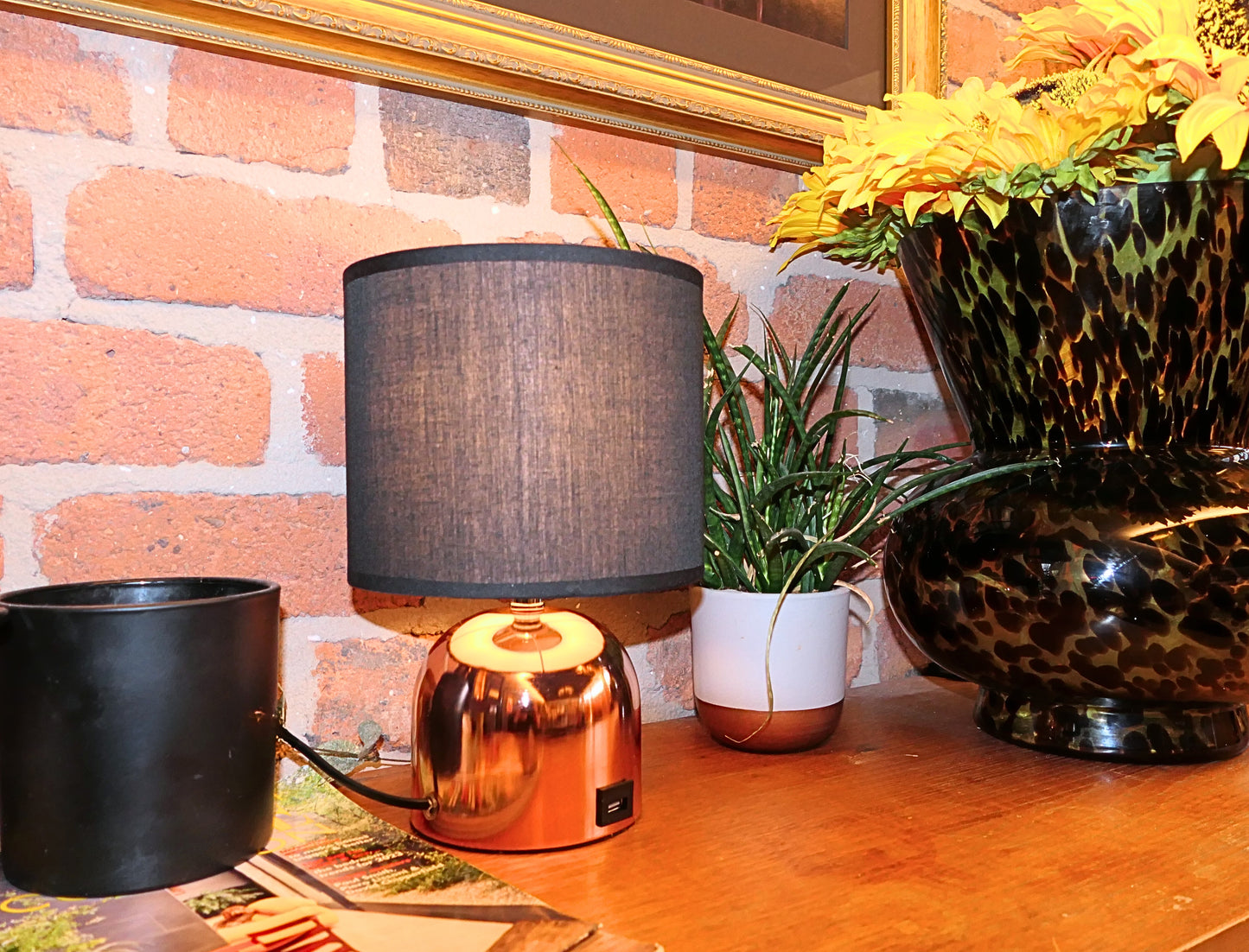 USB copper and black table lamp